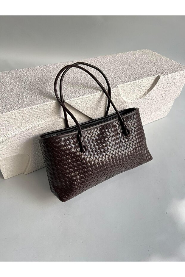 Merlo Model Hand and Women's Shoulder Bag Bitter Brown