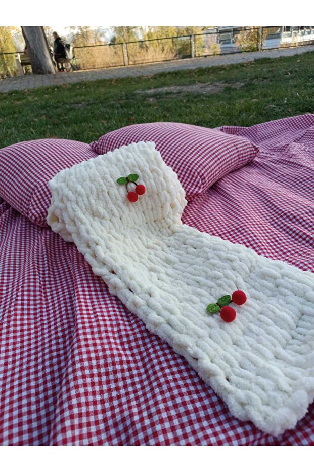 Kirazlı Peluş Örme Atkı - 2