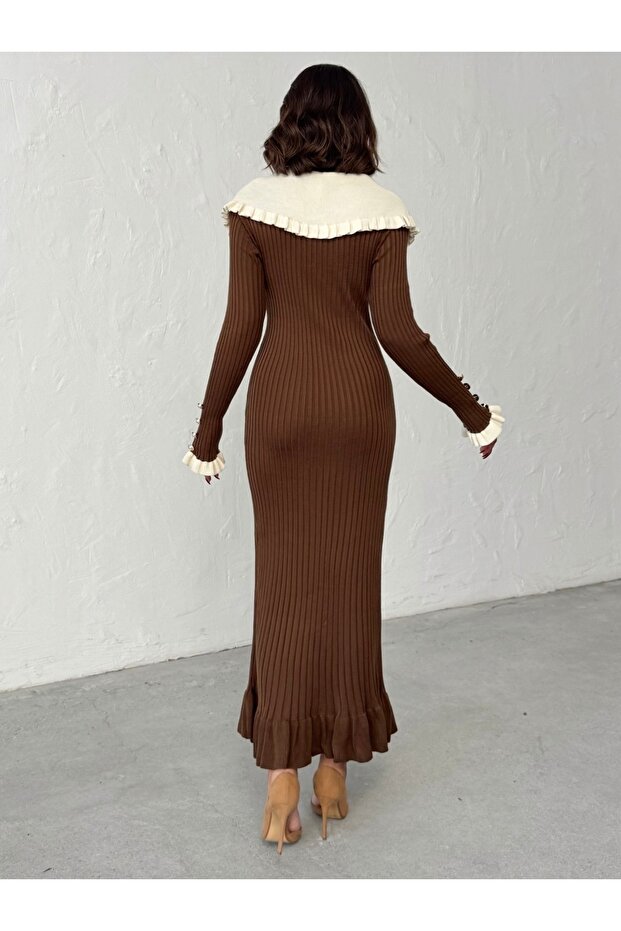 Kobieta Brązowa sukienka z kołnierzykiem typu baby, z guzikami z masy perłowej i falbanami - 7