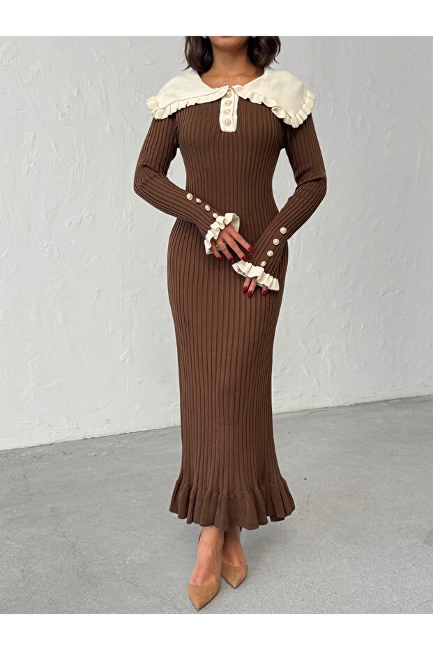 Kobieta Brązowa sukienka z kołnierzykiem typu baby, z guzikami z masy perłowej i falbanami - 3
