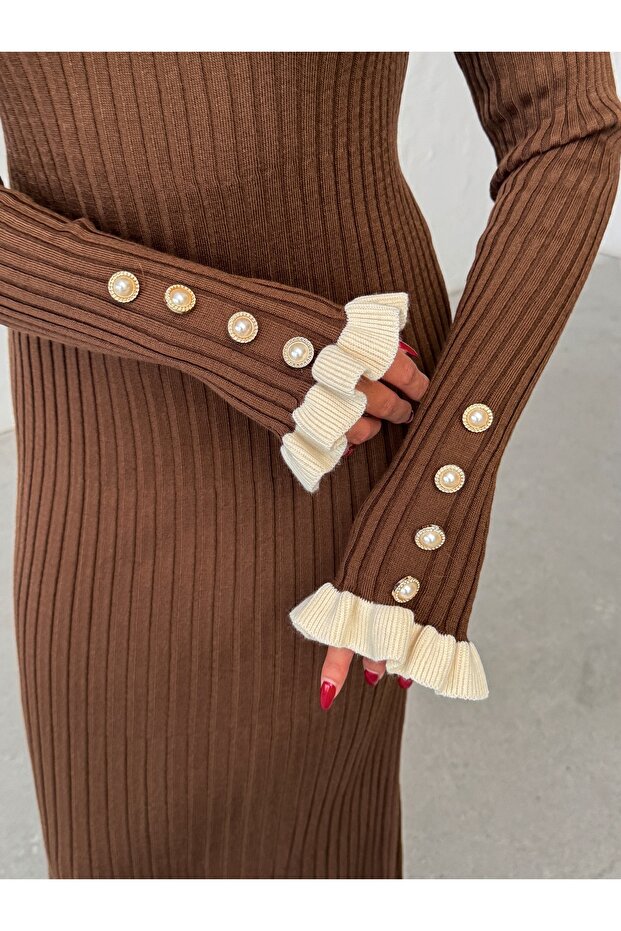 Kobieta Brązowa sukienka z kołnierzykiem typu baby, z guzikami z masy perłowej i falbanami - 6