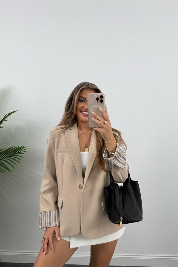 سترة نسائية ذات بطانة مطوية باللون الداكن - 1