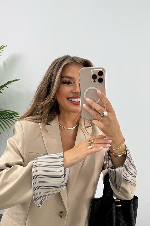 سترة نسائية ذات بطانة مطوية باللون الداكن - 5