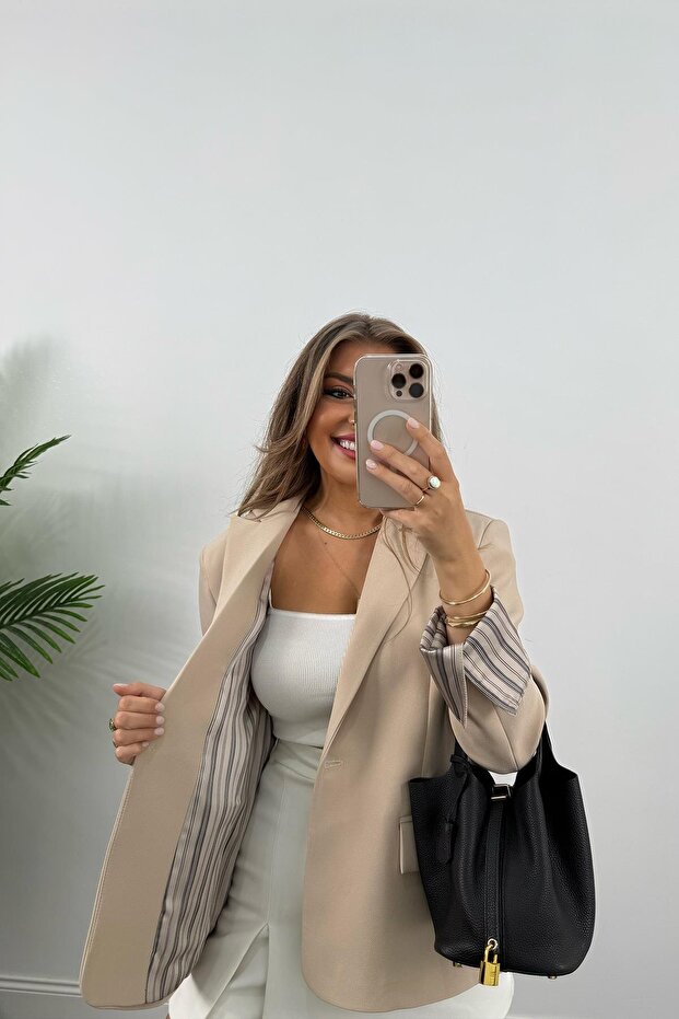 سترة نسائية ذات بطانة مطوية باللون الداكن - 7