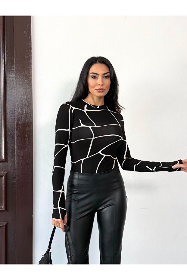 بدلة نسائية بنمط شبكي مربع مع تفاصيل إصبع