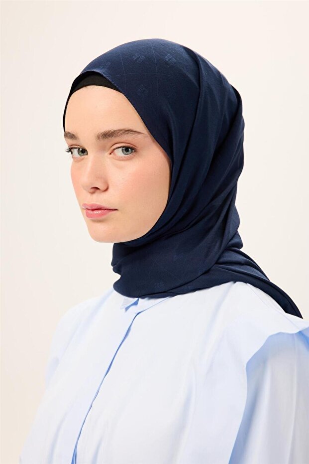 شال ليفا من القطن والبوليستر باللون الأزرق الداكن ذو ملمس طبيعي يسمح بمرور الهواء 90x200