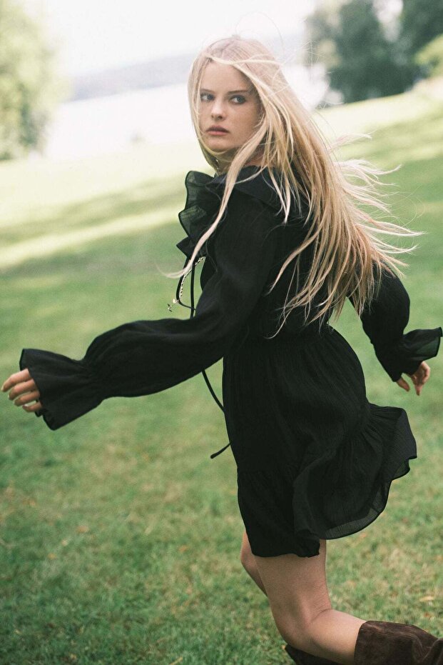 Flounce-collar dress