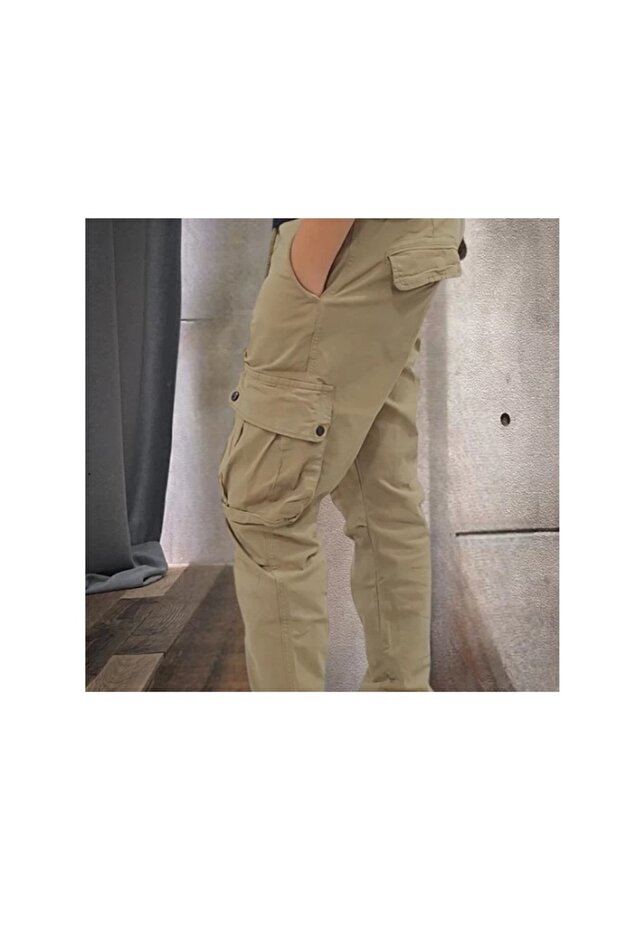 Youthful and practical cargo pants