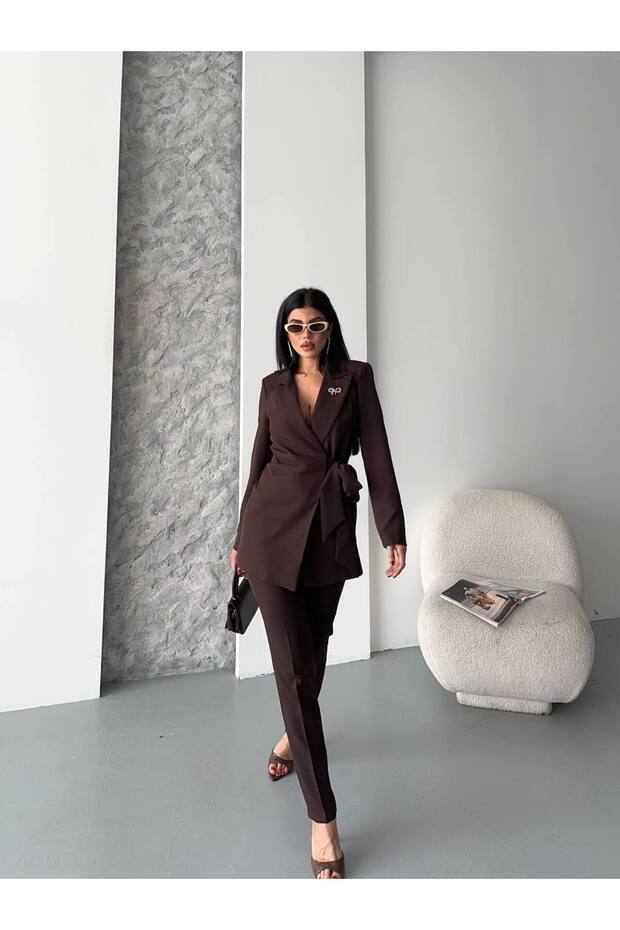 Women's Brooch-Detail Tie-Detail Jacket Pants Suit