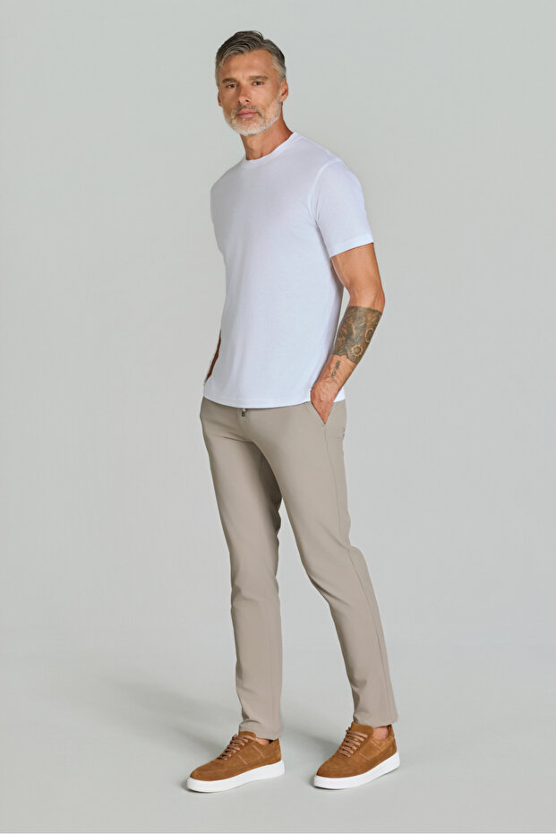 تي شيرت أساسي للرجال ذو رقبة دائرية باللون الأبيض - 3