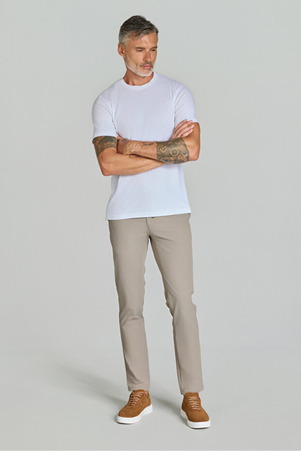 تي شيرت أساسي للرجال ذو رقبة دائرية باللون الأبيض - 5