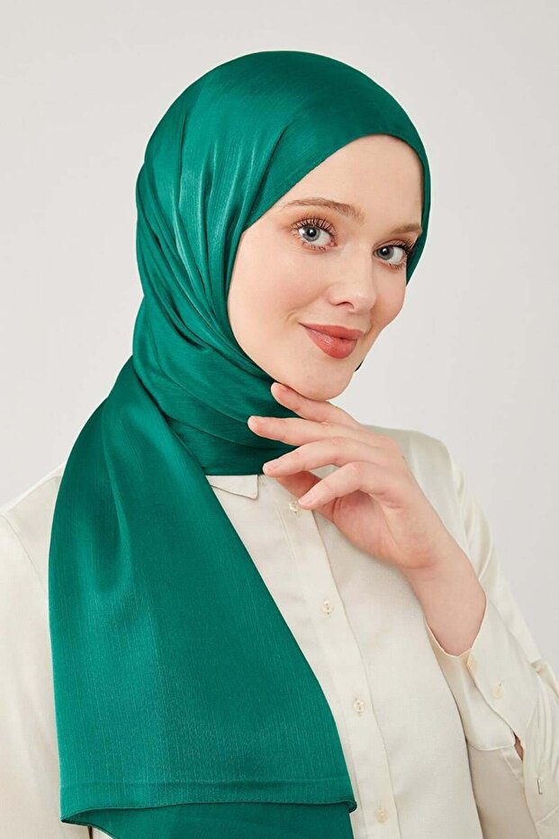 شال جانجان باللون الأخضر الزمردي