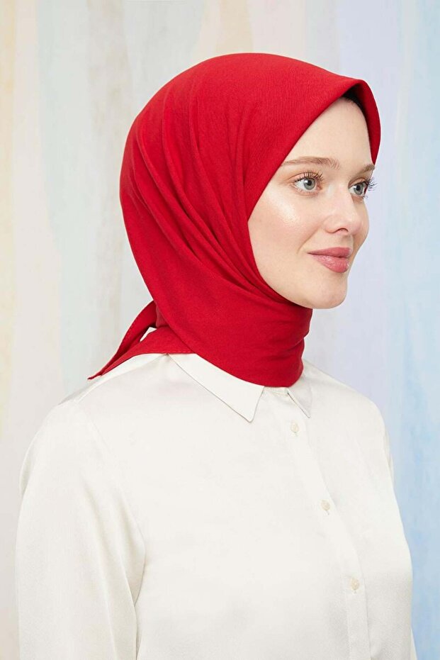 وشاح مربع من القطن الأحمر