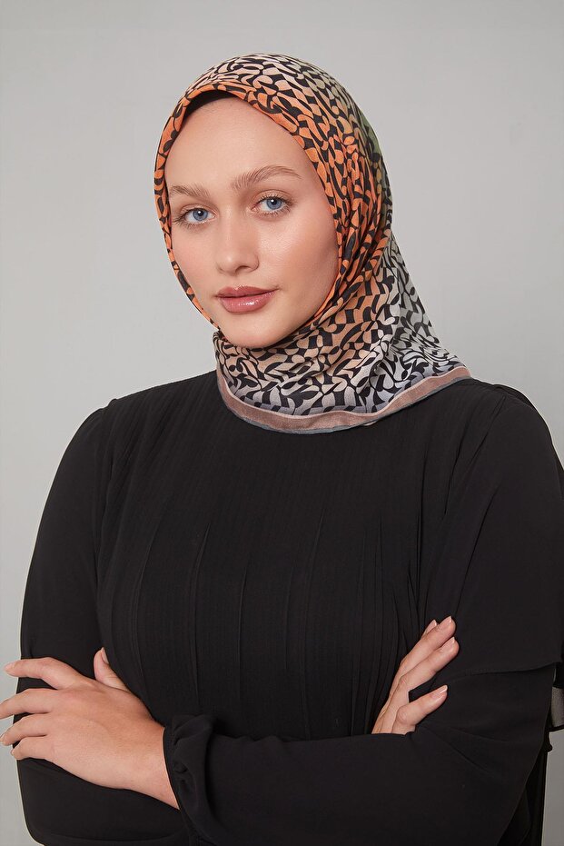 وشاح ناعم بنمط متدرج اللون بلون تان فاتح