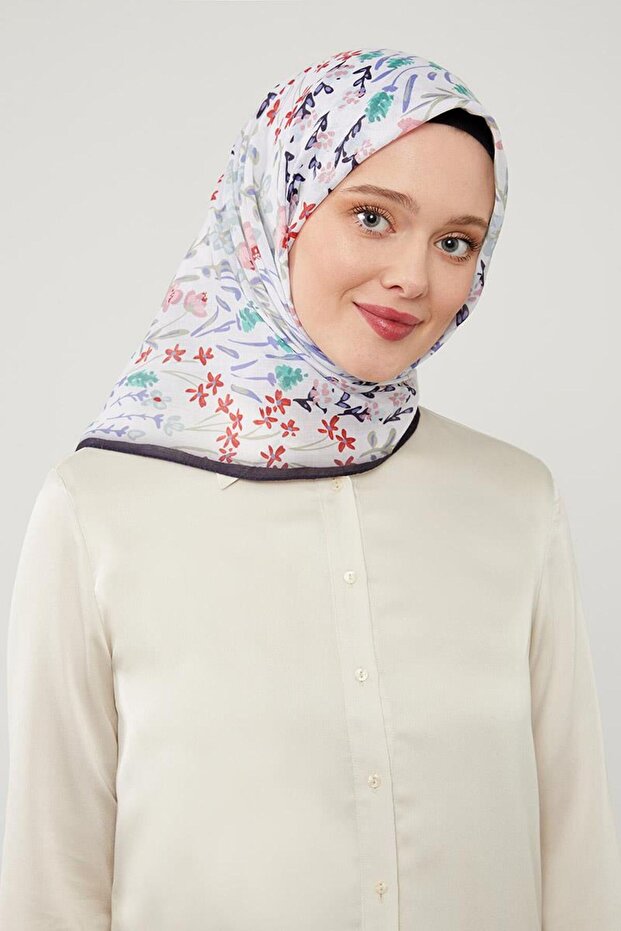 وشاح قطني مزين بالزهور باللون الأزرق الداكن