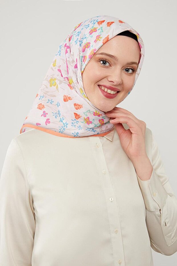وشاح قطني بنقشة زهور برتقالية