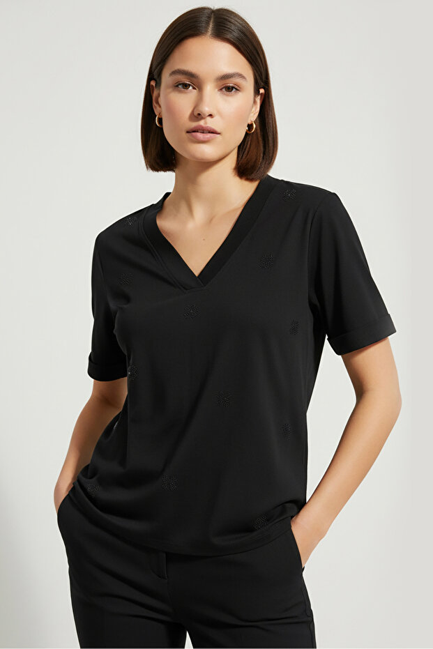 Taş İşlemeli V Yaka Siyah Örme Tişört - 1