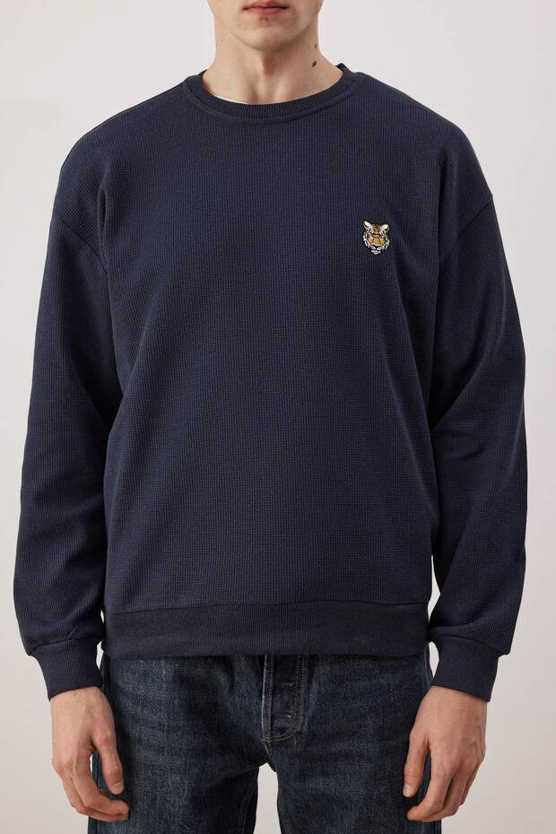 Koyu Lacivert Oversize/Geniş Kesim Bisiklet Yaka Kaplan Nakışlı Şardonsuz Sweatshirt TMNAW25SW00194 - 3