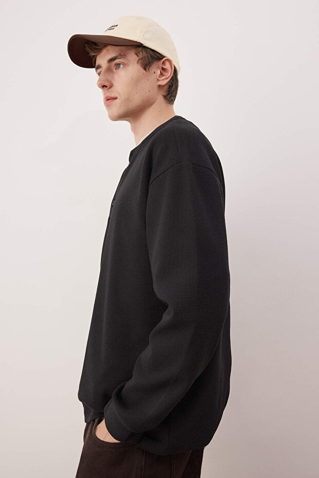 Siyah Oversize/Geniş Kesim Waffle Dokulu Uzun Kol Düğmeli T-shirt TMNAW26TS00004 - 2