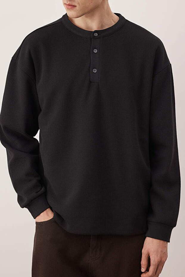 Siyah Oversize/Geniş Kesim Waffle Dokulu Uzun Kol Düğmeli T-shirt TMNAW26TS00004 - 3