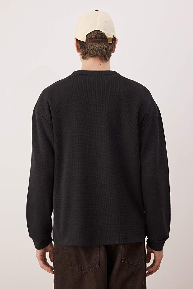 Siyah Oversize/Geniş Kesim Waffle Dokulu Uzun Kol Düğmeli T-shirt TMNAW26TS00004 - 4