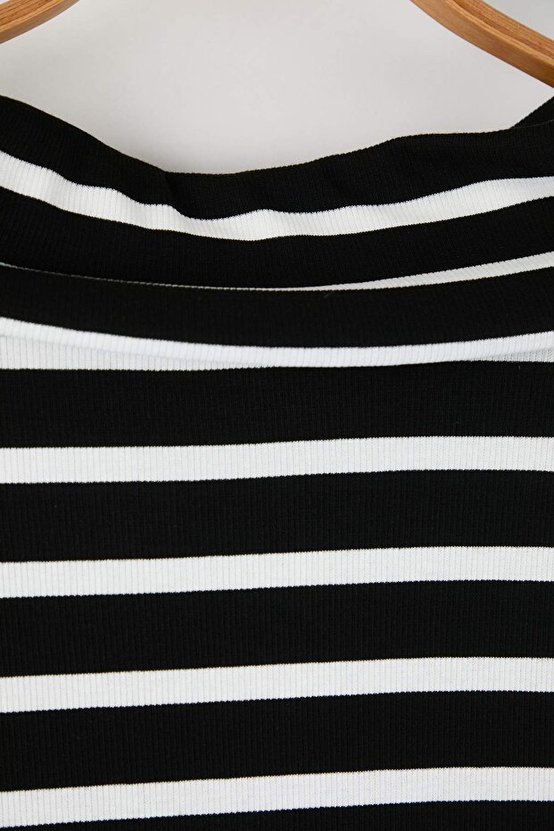Siyah Çizgili Carmen Yaka Vücuda Oturan Crop Boy Örme Büyük Beden Bluz TBBAW26AF00111 - 6