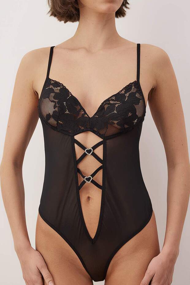 Siyah Tül Dantel Kalp Aksesuar Detaylı Cut Out Kapsız Body THMAW26BD00014 - 4