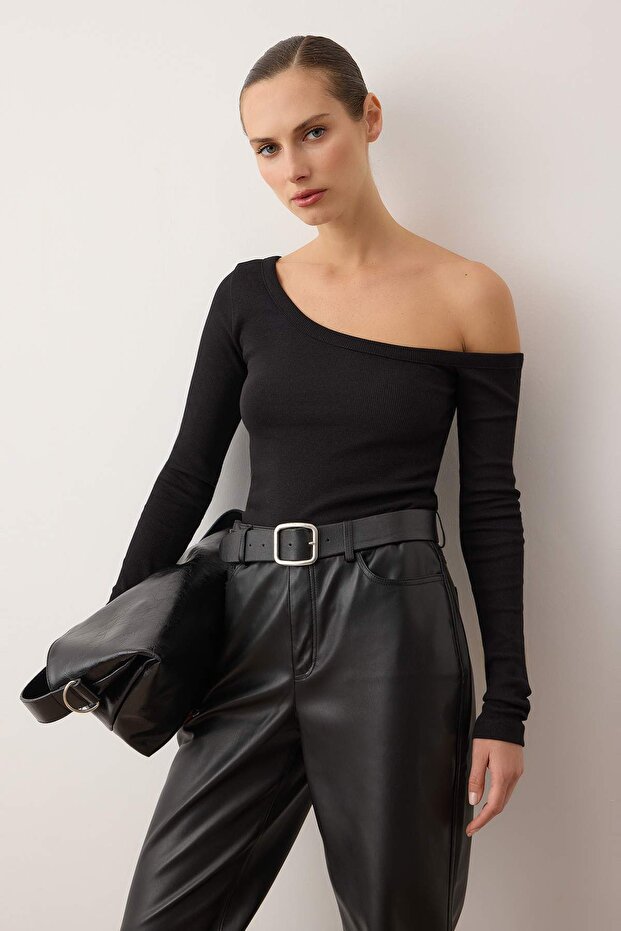 Siyah Fitted/Vücuda Oturan Omzu Açık Fitilli Pamuklu Esnek Örme Bluz TWOAW23BZ00475 - 1