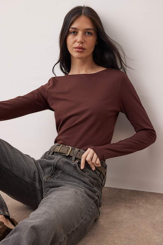 Kahverengi Pamuklu Kayık Yaka Fitted/Vücuda Oturan Esnek Bluz TWOAW24BZ00166 - 1