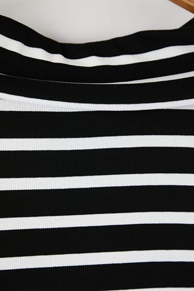 Siyah Çizgili Carmen Yaka Vücuda Oturan Crop Boy Örme Büyük Beden Bluz TBBAW26AF00111 - 7
