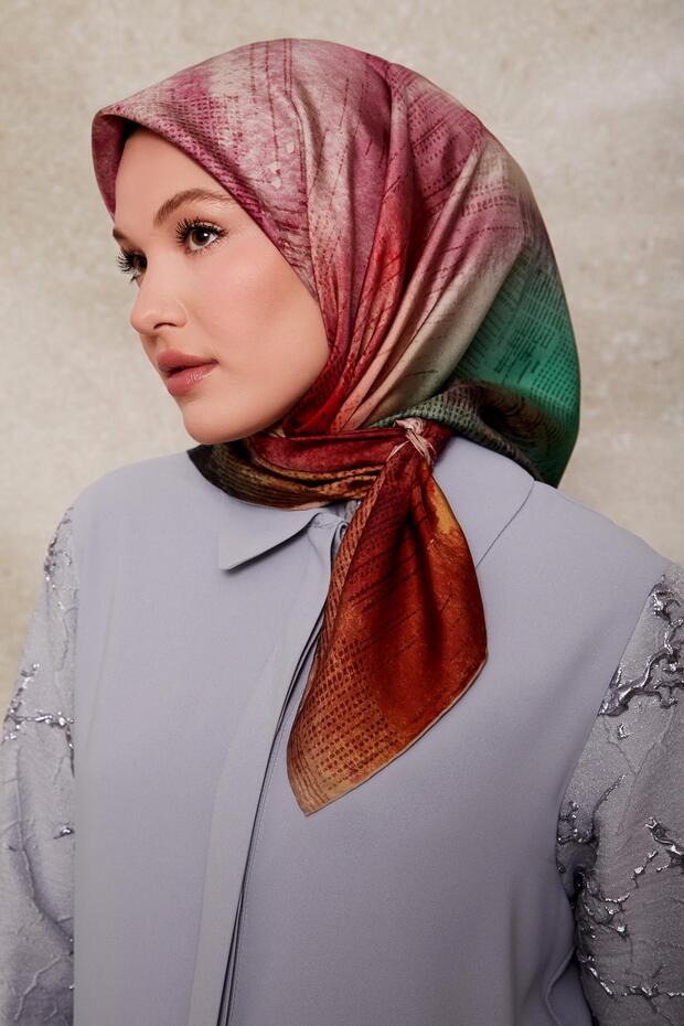 وشاح حريري منقوش باللون الأخضر - 2