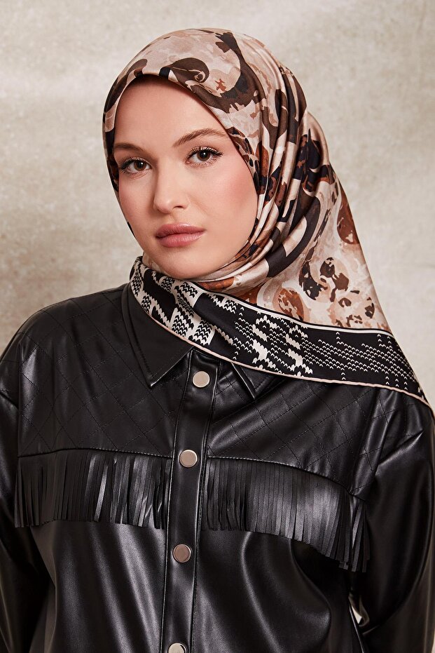 وشاح حريري منقوش باللون الأسود - 1