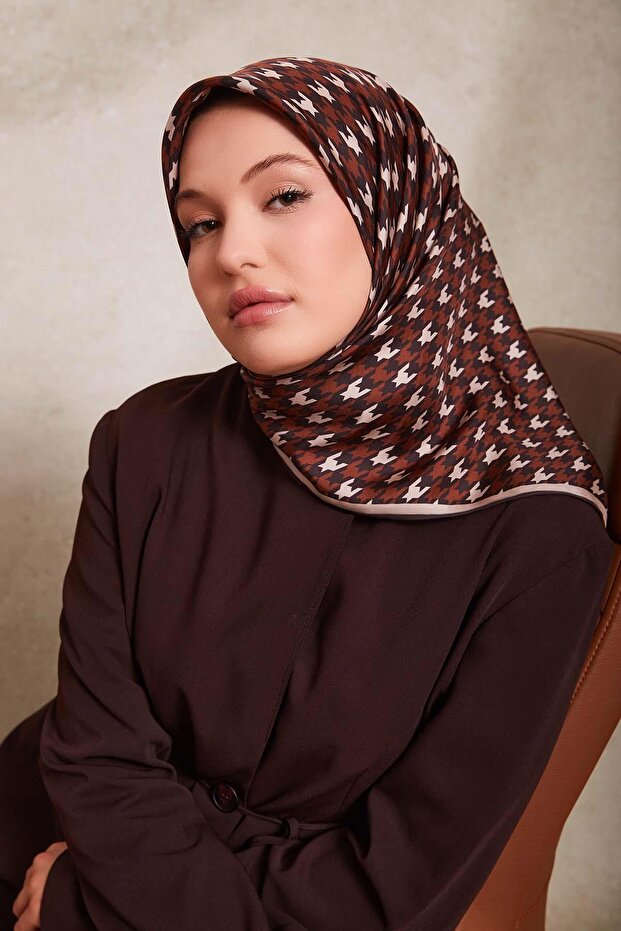 وشاح حريري بنمط مربعات بني داكن - 2