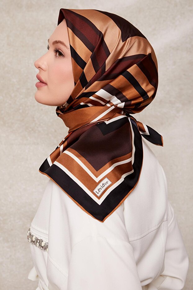 وشاح حريري من التويل بنمط مربعات باللون العنابي - 2