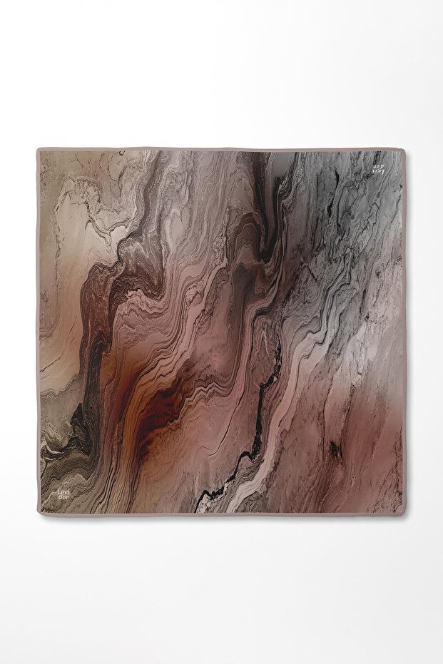 وشاح حريري بنمط معقد باللون البني - 3