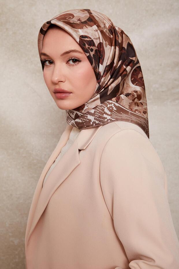 وشاح حريري منقوش بالقهوة والحليب - 1