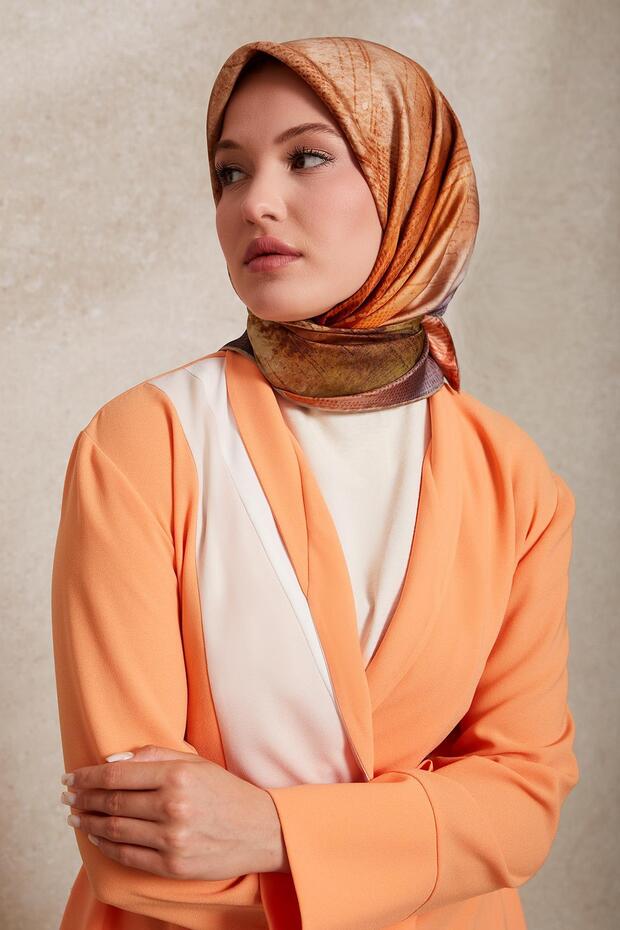 وشاح حريري منقوش باللون البنفسجي - 2