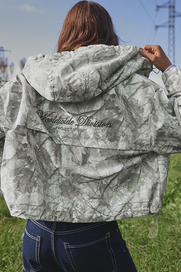 Baskılı kapüşonlu şişme mont - 3