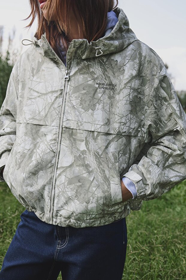 Baskılı kapüşonlu şişme mont - 1