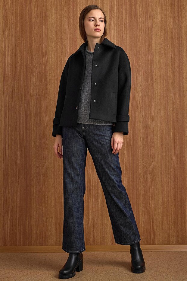 Snap Closure Pat Detailed Short Coat Black 3163