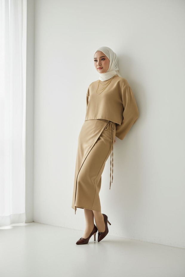 طقم نسائي مكون من كتان قطع: بلوزة وتنورة طويلة بخصر مطاطي، طقم صيفي محتشم - 4
