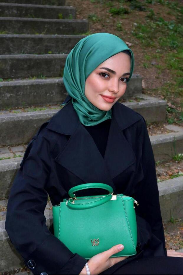 حقيبة يد بشريط معدني أخضر عشبي