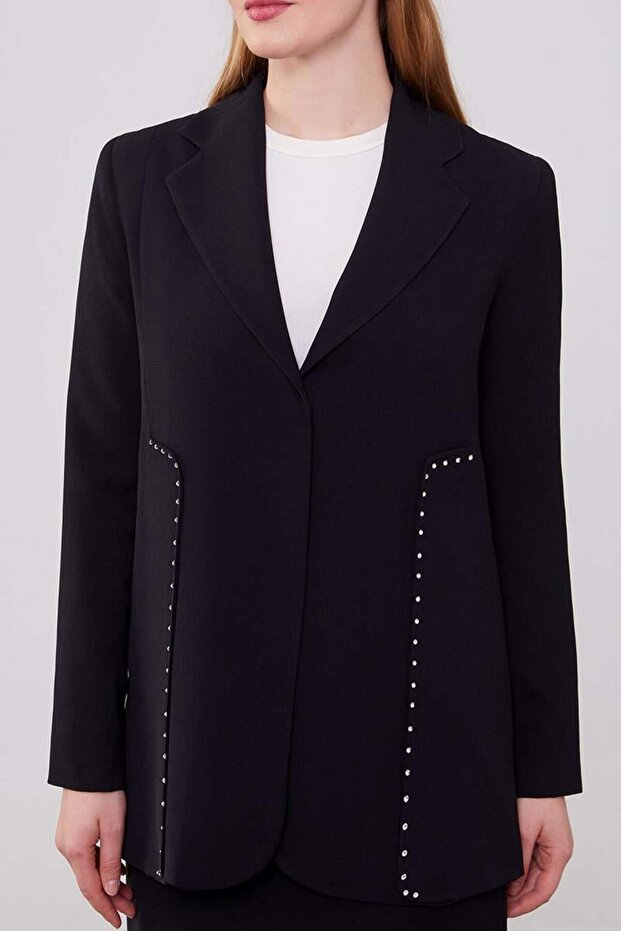 طقم سترة سوداء بتفاصيل حجرية - 4