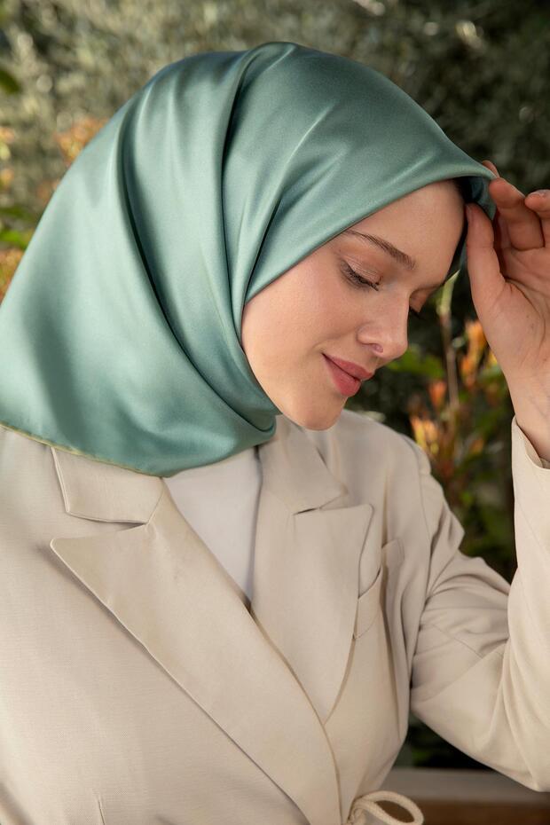 وشاح حريري من نسيج التويل ذو وجهين باللون الأخضر الطحلب