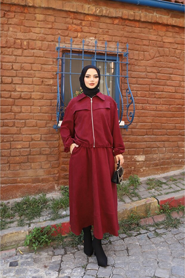 طقم من الجلد المدبوغ مع تنورة بسحاب