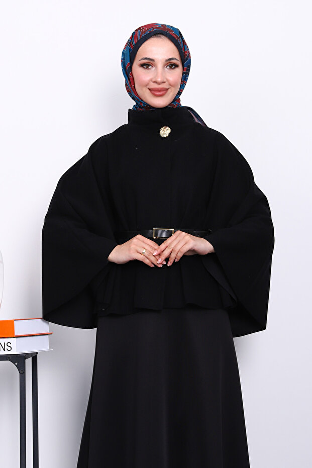 معطف واقٍ من المطر أسود اللون مزين بختم وحزام