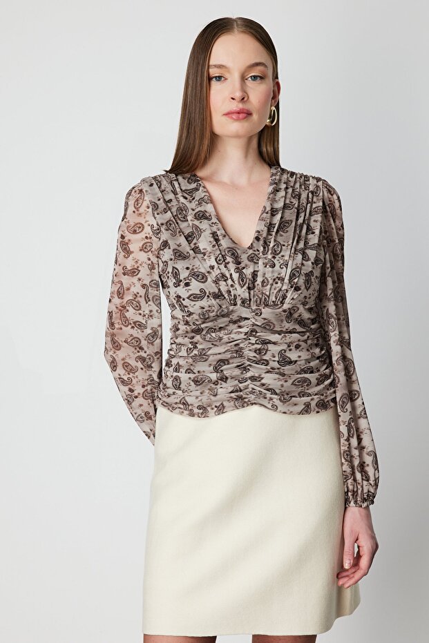 بلوزة شيفون منقوشة برقبة على شكل حرف V - 1