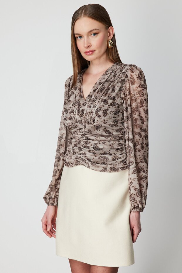 بلوزة شيفون منقوشة برقبة على شكل حرف V - 2