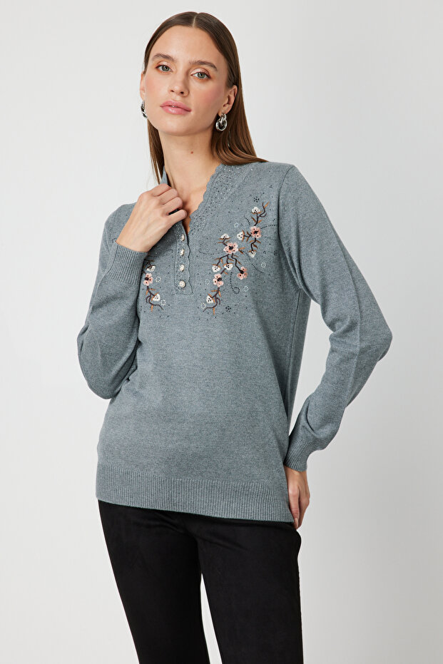 V Yaka Çiçek İşlemeli Triko Kazak - 2