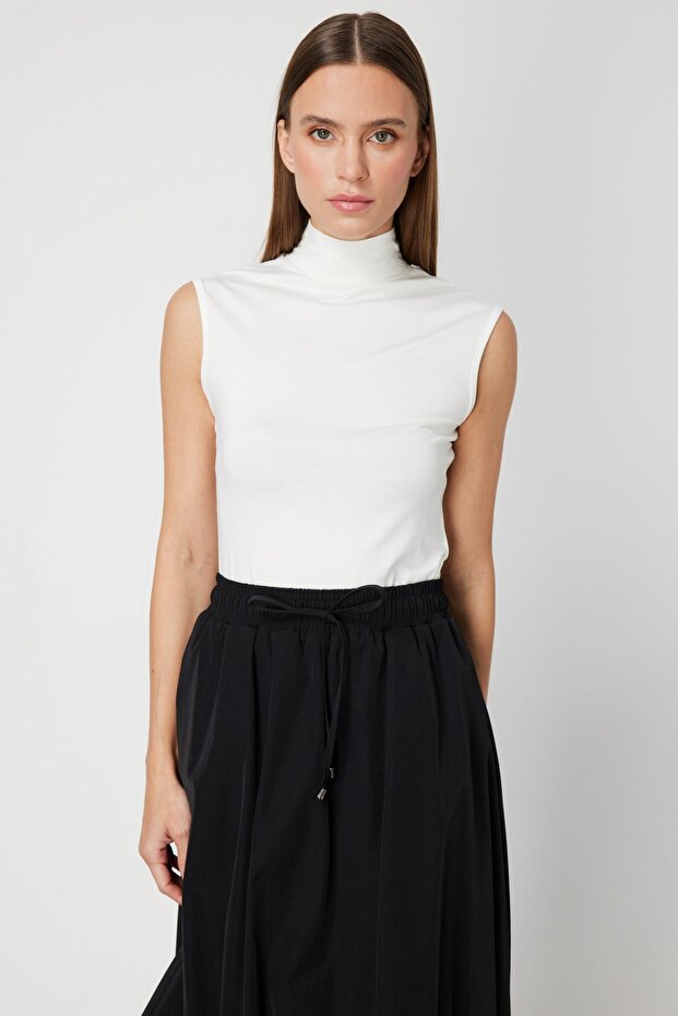 بلوزة أساسية بدون أكمام بياقة واقفة - 1